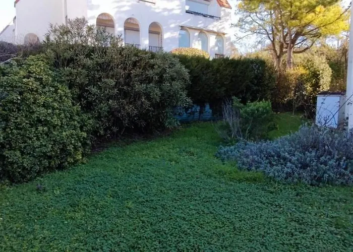 Au Jardin Apartment *